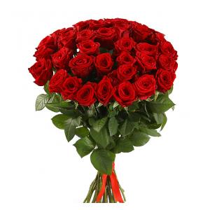 Букет из красных роз с красной атласной лентой