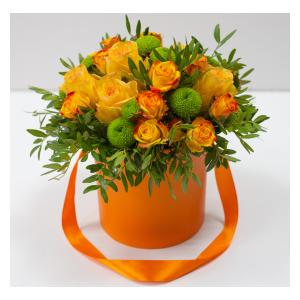 Оранжевая роза с зеленой хризантемой в коробке