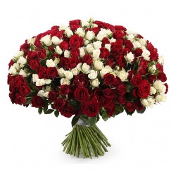 Букет из белых и красных кустовых роз 